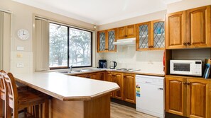 冷蔵庫、電子レンジ、オーブン、コンロ