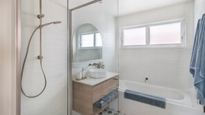 Baignoire, sĂšche-cheveux