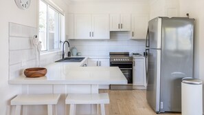 Een koelkast, een magnetron, een oven, een kookplaat