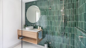 Bathtub, hair dryer - Eurie Eurie on Beachview (Berrara)