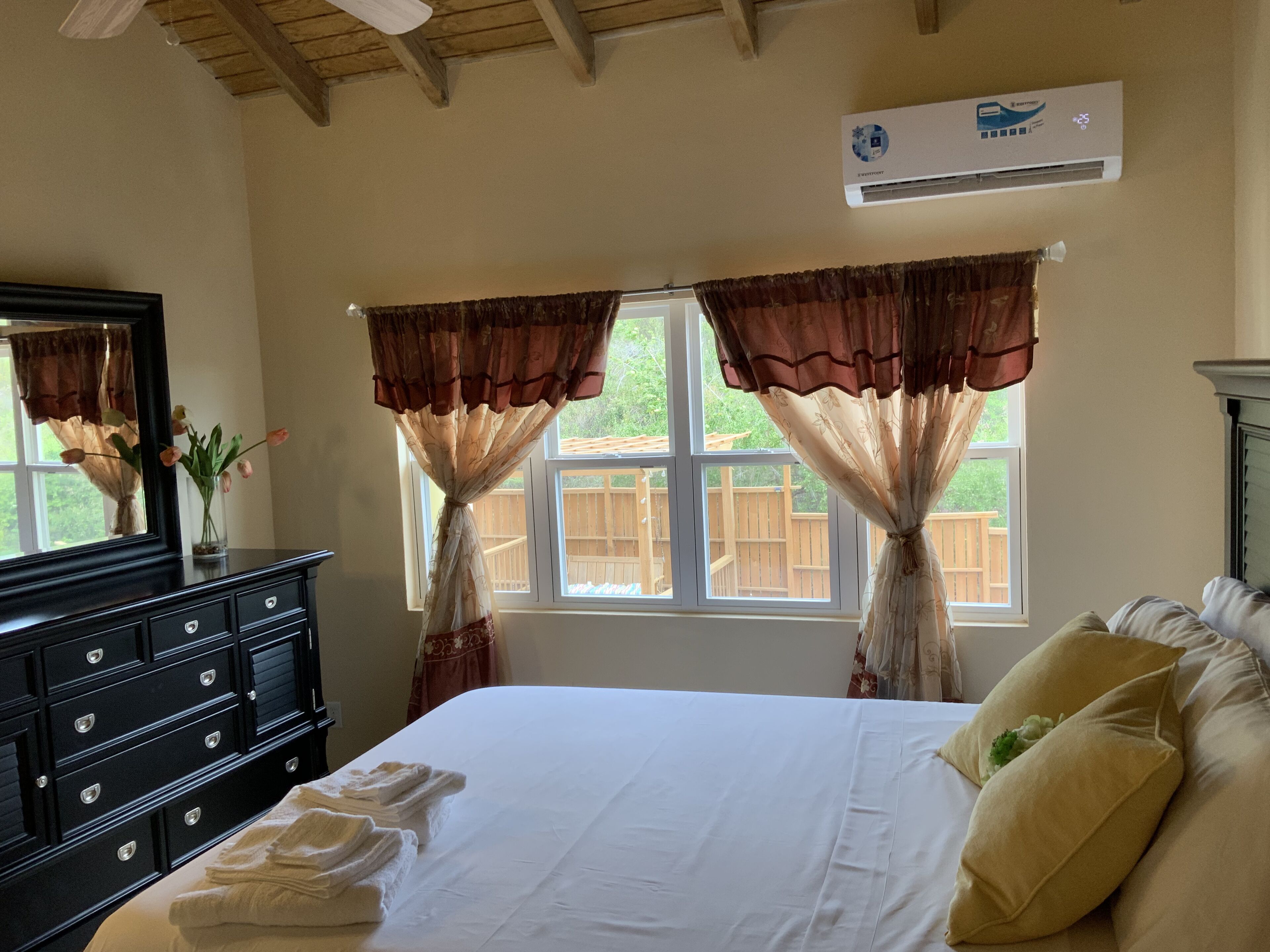 4 bedrooms, desk, iron/ironing board, free WiFi