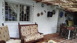 Outdoor dining - Casa quinta ,piscina en barrio privado para 3 parejas ,hasta 12 pasajeros Hostel (Alto Los Cardales)