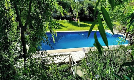 Pool. Casa quinta ,piscina en barrio privado para 3 parejas ,hasta 12 pasajeros Hostel
