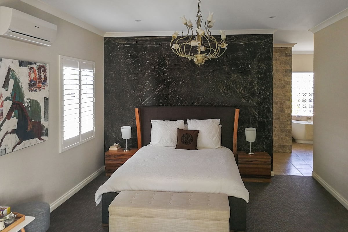 Deluxe kamer, 1 queensize bed | Een strijkplank/strijkijzer, gratis babybedden, gratis wifi, beddengoed