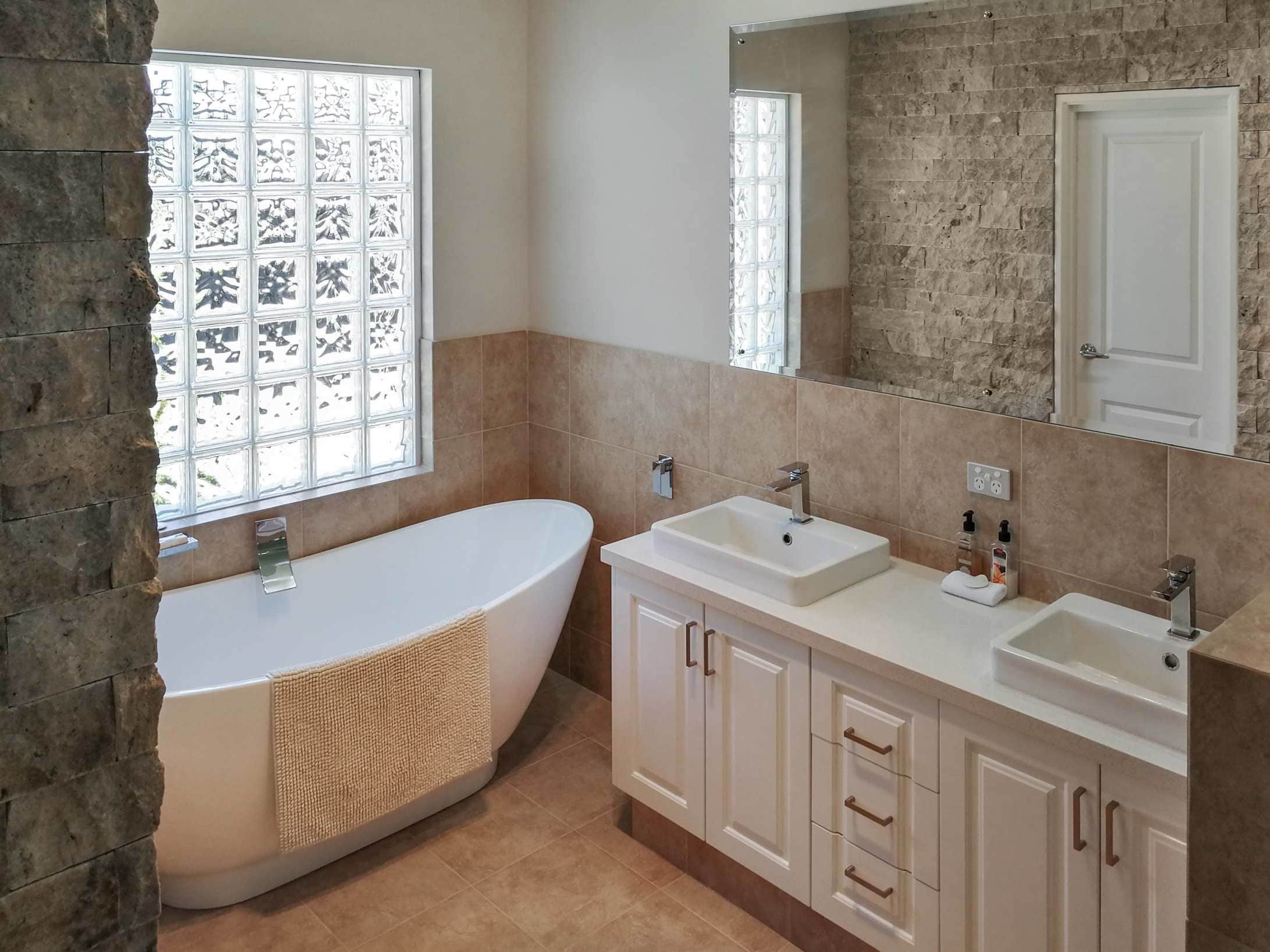 Habitación Deluxe, 1 cama Queen size | Baño | Toallas 