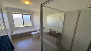 Bathtub, towels, soap, shampoo - Large home located in a quiet cul-de-sac (Jurien Bay)
