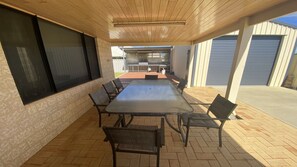 Outdoor dining - Large home located in a quiet cul-de-sac (Jurien Bay)