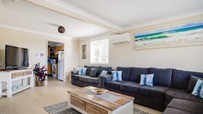 TV, DVD player - The Perfect Holiday Home (Sussex Inlet)