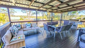 Outdoor dining - The Perfect Holiday Home (Sussex Inlet)