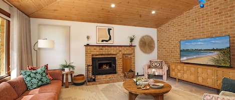 Smart TV, fireplace