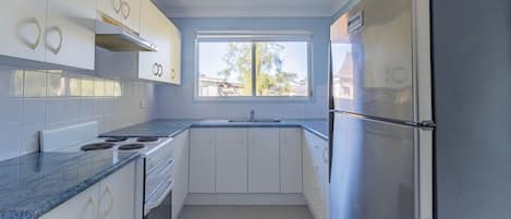Refrigerador, microondas, horno y parrilla de estufa