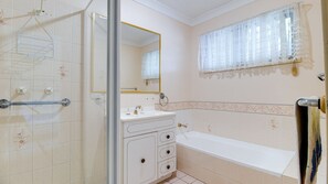 Bathtub - House that has the Lot! (Sussex Inlet)