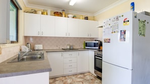 Refrigerador, microondas, horno y parrilla de estufa 