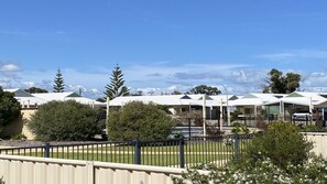 المنطقة المحيطة بالمنشأة