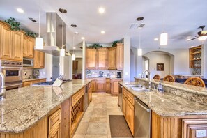 Fridge, microwave, oven, stovetop - PRIVATE SINGLE LEVEL HILL TOP ESTATE ON 5 ACRES- 20 MIN TO OLD TOWN TEMECULA (Murrieta)