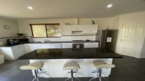 冷蔵庫、電子レンジ、オーブン、食器洗い機