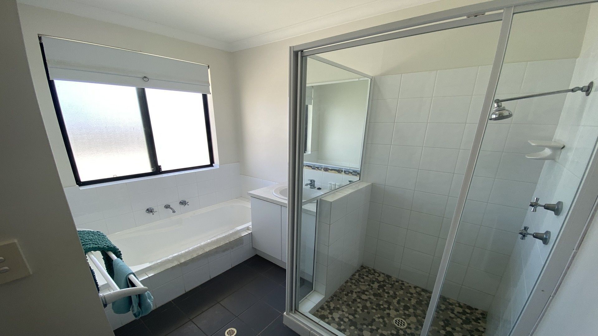 Baignoire, serviettes fournies, savon, shampoing