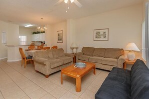 Una televisión, libros, una videoteca