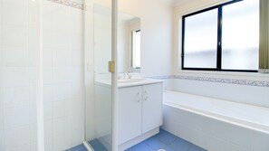 Bathtub - Waterfront Getaway in Sussex (Sussex Inlet)
