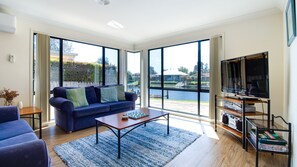 DVD player - Waterfront Getaway in Sussex (Sussex Inlet)