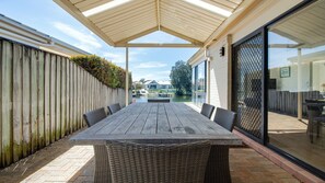 Outdoor dining - Waterfront Getaway in Sussex (Sussex Inlet)