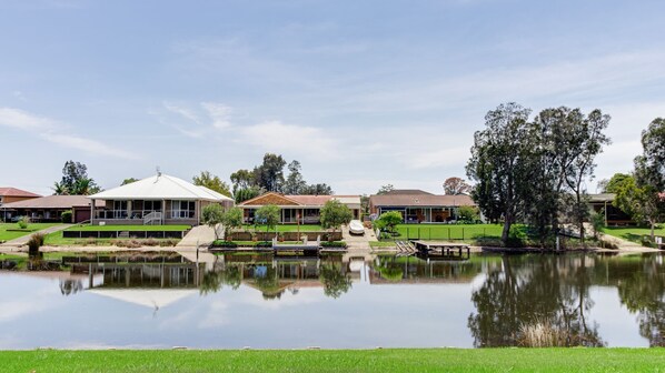 المنشأة من الخارج