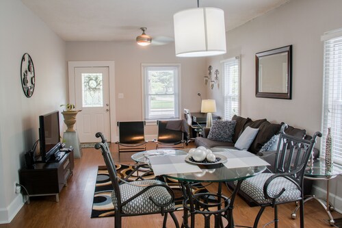 Cozy Bungalow in a nice friendly neighborhood