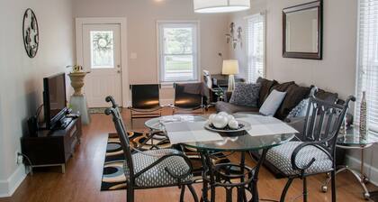 Cozy Bungalow in a nice friendly neighborhood