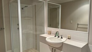 Baignoire, serviettes fournies, savon, shampoing