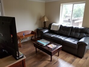 Smart TV, fireplace, DVD player, books - Waterfront cabin - quick/easy access to surrounding areas (Whittier)