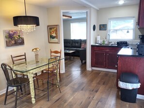 Dining - Waterfront cabin - quick/easy access to surrounding areas (Whittier)