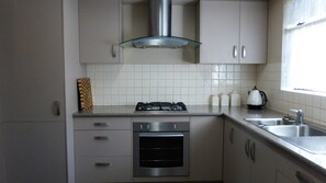 Refrigerador, microondas, horno y tetera eléctrica 