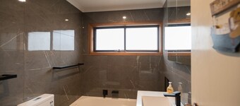 Secluded townhouse great for families, couples, small groups in Glenelg North