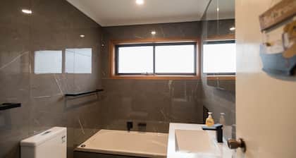 Secluded townhouse great for families, couples, small groups in Glenelg North