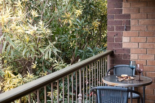 Secluded townhouse great for families, couples, small groups in Glenelg North