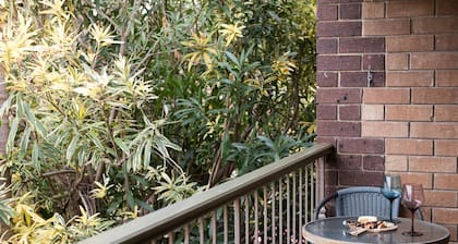 Secluded townhouse great for families, couples, small groups in Glenelg North