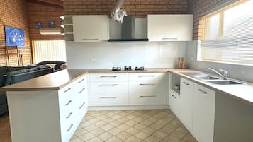 Microondas, horno y mesa de comedor