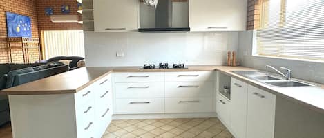 Microonde, forno, tavolo da pranzo