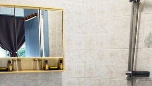 タオル、石鹸、シャンプー、トイレットペーパー