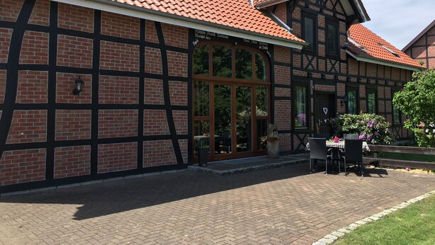 A traditional half-timbered building with a red-tiled roof and large windows. - Quiet large apartment between Nemitzer Heide and Elbtalaue (Trebel)