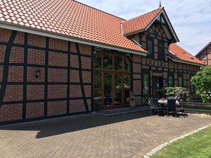 A traditional half-timbered building with a red-tiled roof and large windows. - Quiet large apartment between Nemitzer Heide and Elbtalaue (Trebel)