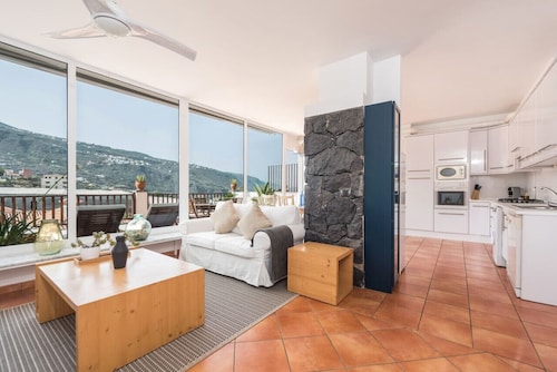 Ocean/volcano views, terrace, wifi, concierge [B]