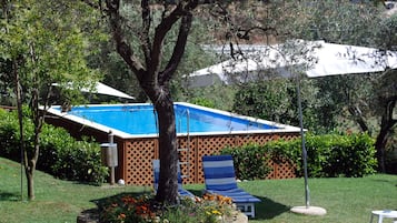 Piscine extérieure, chaises longues