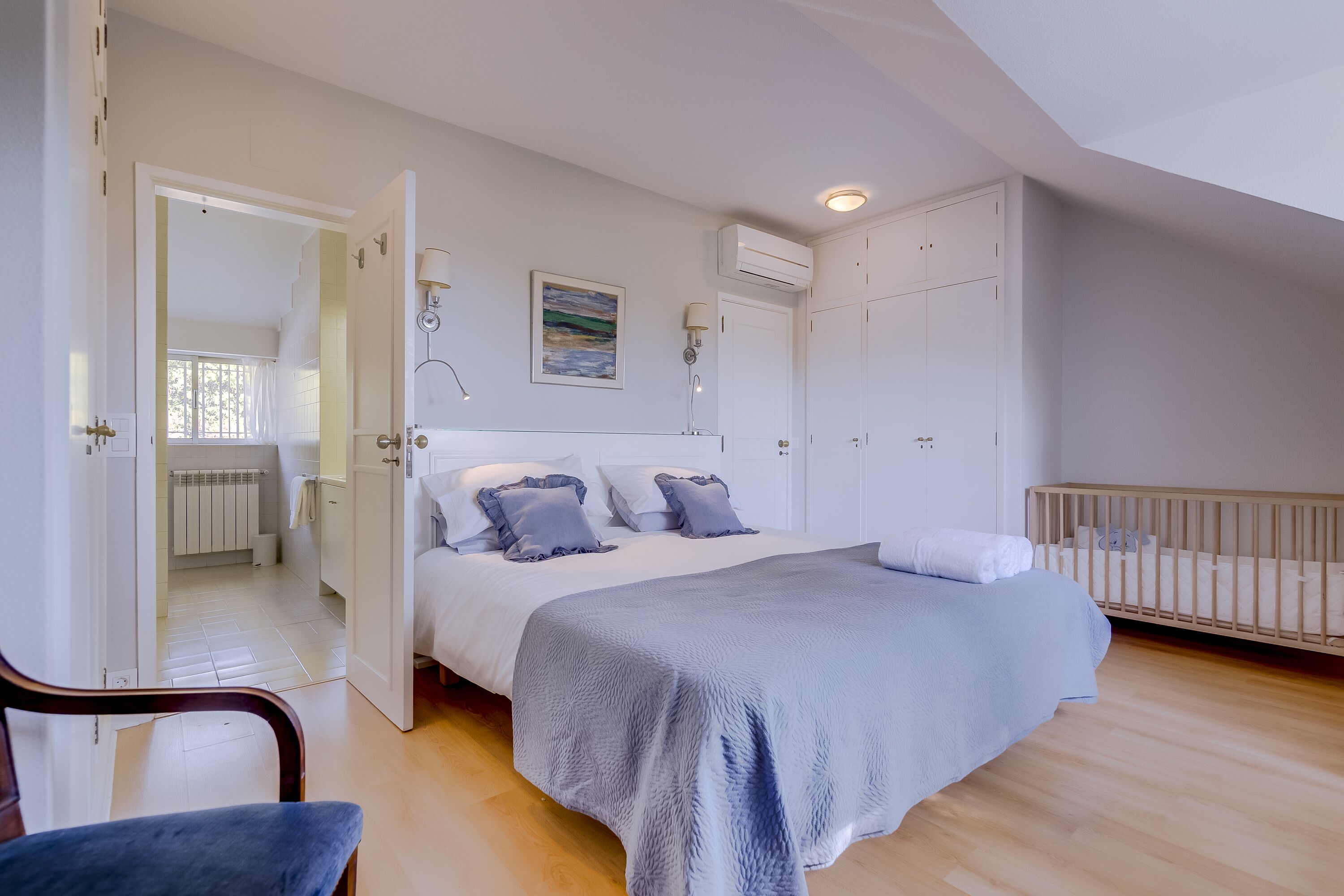 4 bedrooms, desk, iron/ironing board, travel cot