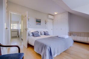 4 dormitorios, escritorio, tabla de planchar con plancha y cuna de viaje