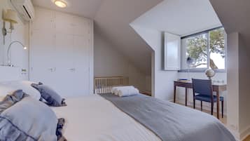 4 bedrooms, desk, iron/ironing board, travel crib