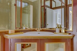 Duschwanne, Haartrockner, Bidet, Handtücher