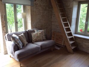 TV, fireplace, DVD player, books