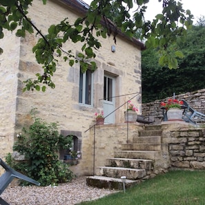 Exterior - Charmingly restored 3* cottage in medieval village of Flavigny sur Ozerain (Flavigny-Sur-Ozerain)