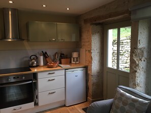Fridge, microwave, oven, stovetop - Charmingly restored 3* cottage in medieval village of Flavigny sur Ozerain (Flavigny-Sur-Ozerain)